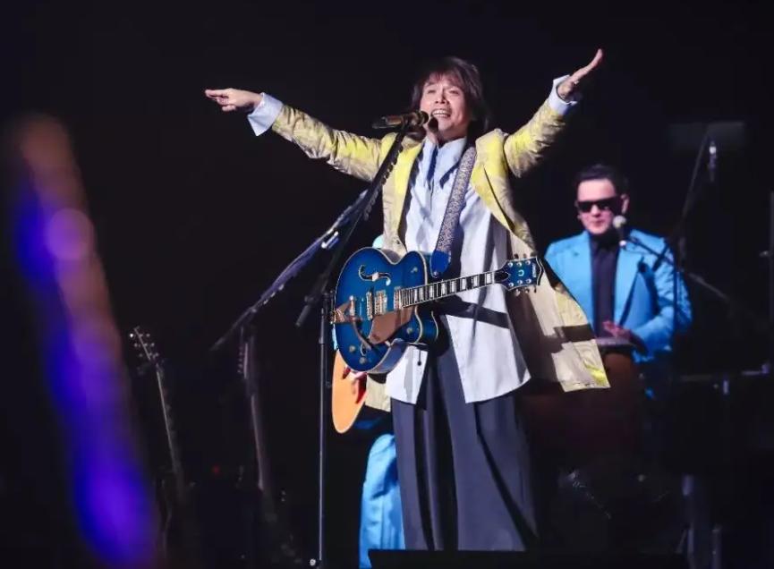 伍佰神级演唱会大合集,伍佰为什么被称为摇滚皇帝