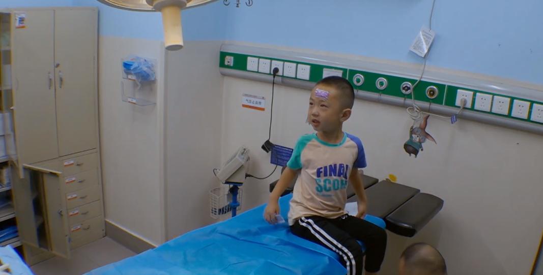 8岁男孩身患重病放弃治疗,八岁男童心疼妈妈辛苦放弃做手术