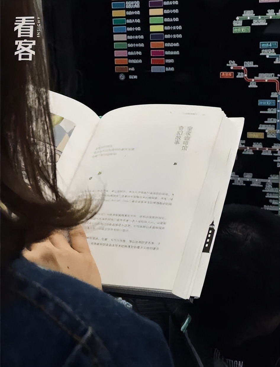 北京通勤路上,她用镜头记录2000个捧着书的人