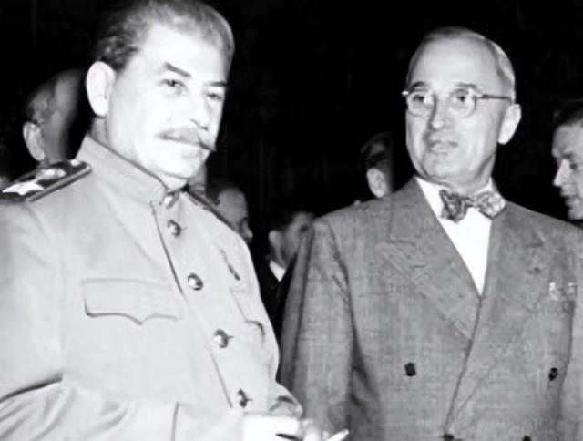 除了毛主席之外，*安门天**城楼上还挂过11个人的画像，都有谁？