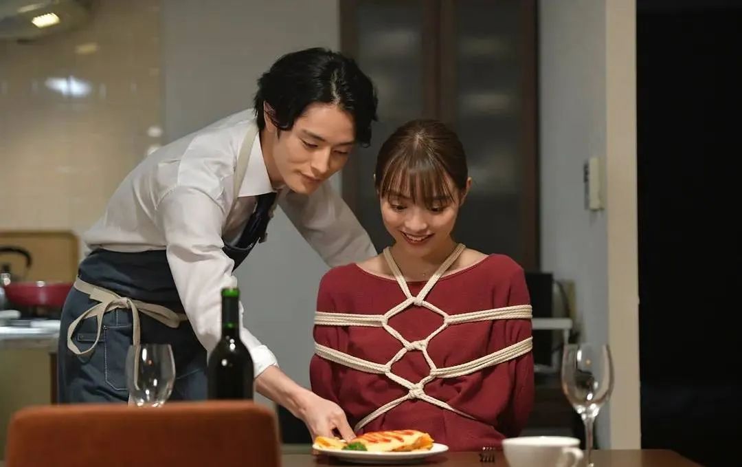 被PUA的恋爱脑：在胸上纹35岁男友名字