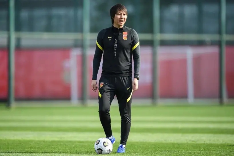 中国男足目前该批评还是鼓励,批评中国男足