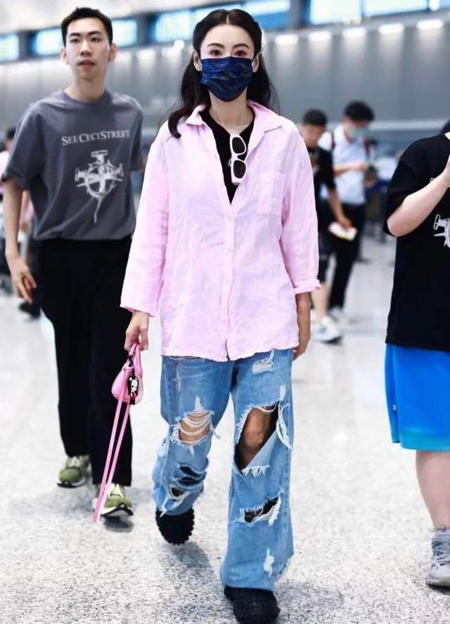 张柏芝穿衣搭配急转直下,张柏芝绿色针织衫配背带裤