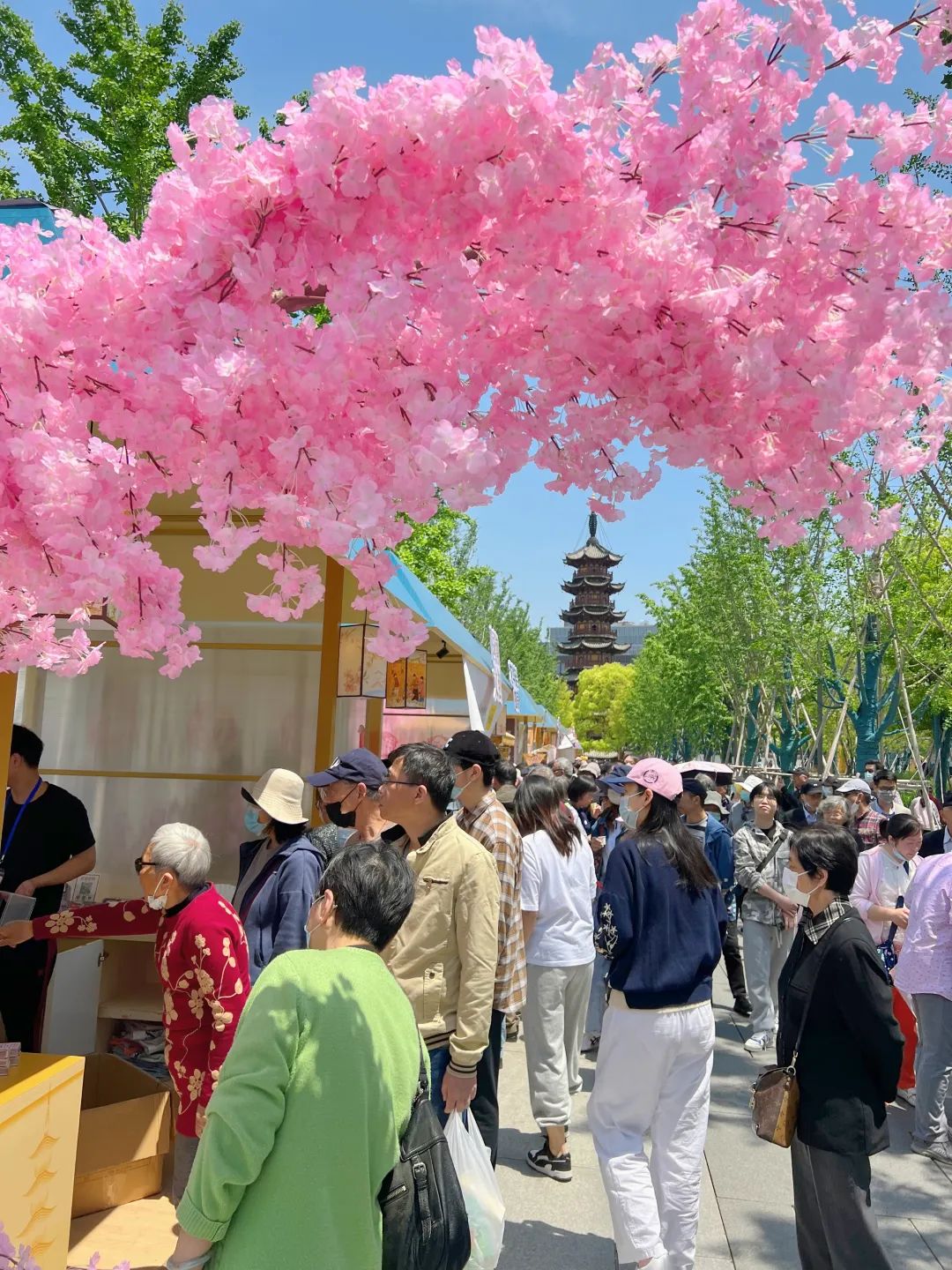 逛吃逛吃！“特种兵式旅游”打卡龙华庙会中的非遗元素