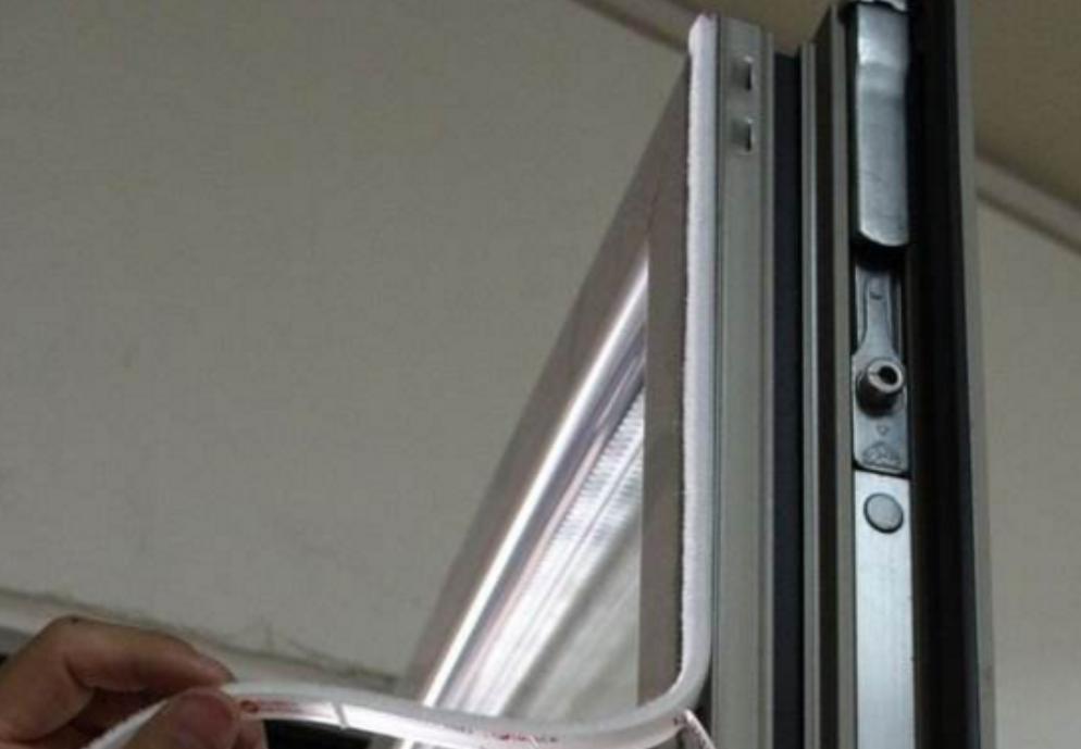 门窗关好为什么房间还有风,为什么门窗关紧还是会有味道进来