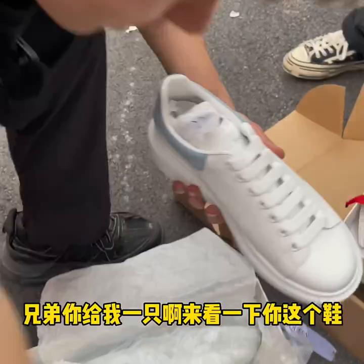 麦昆小白鞋雾霾蓝怎么穿像灰色,麦昆小白鞋要怎么穿才舒服