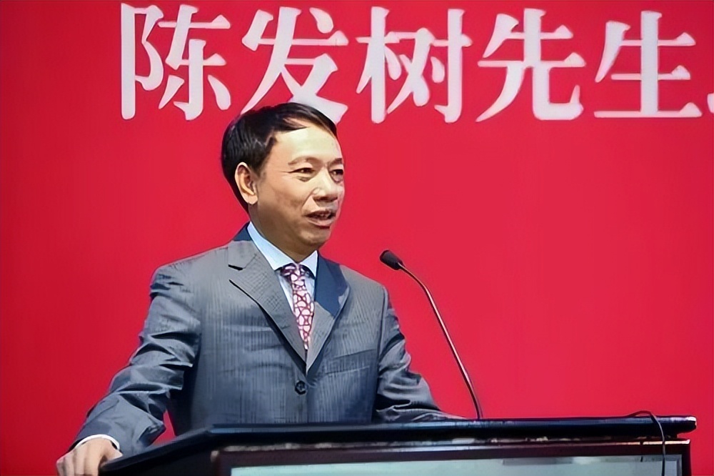 他小学没毕业，花10亿把“打工皇帝”招至麾下，600亿身价还*税逃**