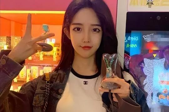 网红Abbily“变性”出现后遗症，半年了还在流血，不敢去医院