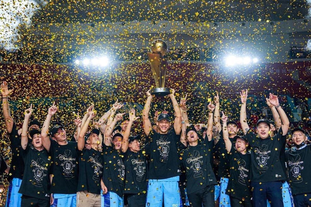 又拿下总冠军！40岁单场25分！真是中国第一摇摆人