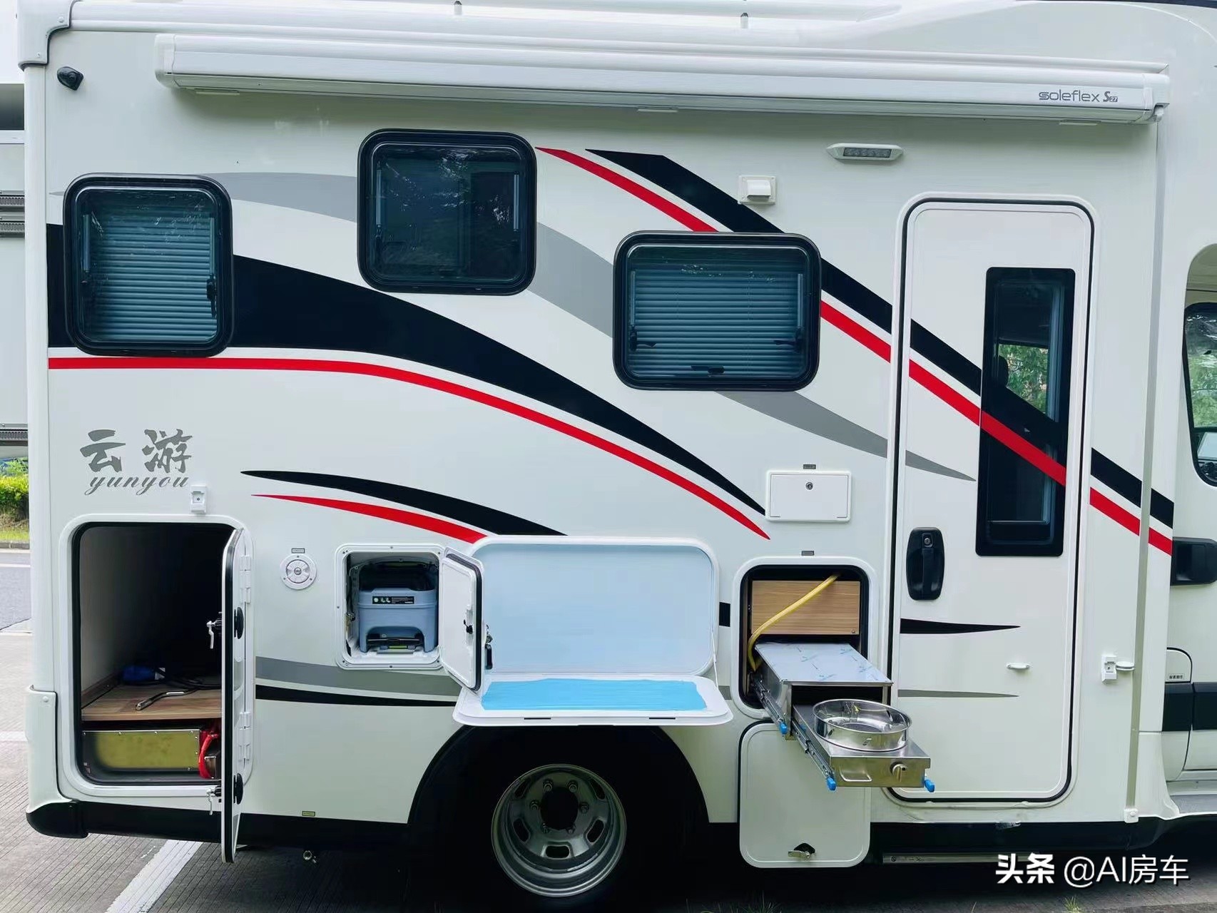 轻卡超大太阳能房车,800瓦太阳能配多大电池