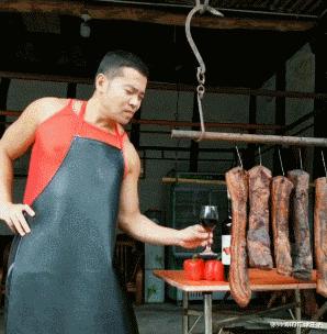 女生夏天穿靴子脚不臭吗,女生的脚和男生的脚哪个臭