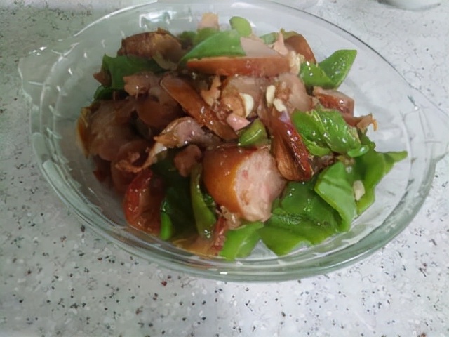 辣麻肠香炒菜做法,熏肠炒辣椒粉怎么做