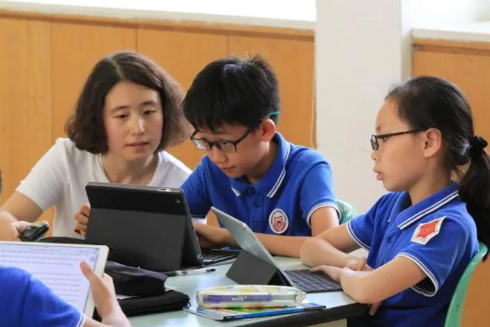 一乡村女老师详列收入支出辞职，校长哑口无言，却遭到网友嘲讽