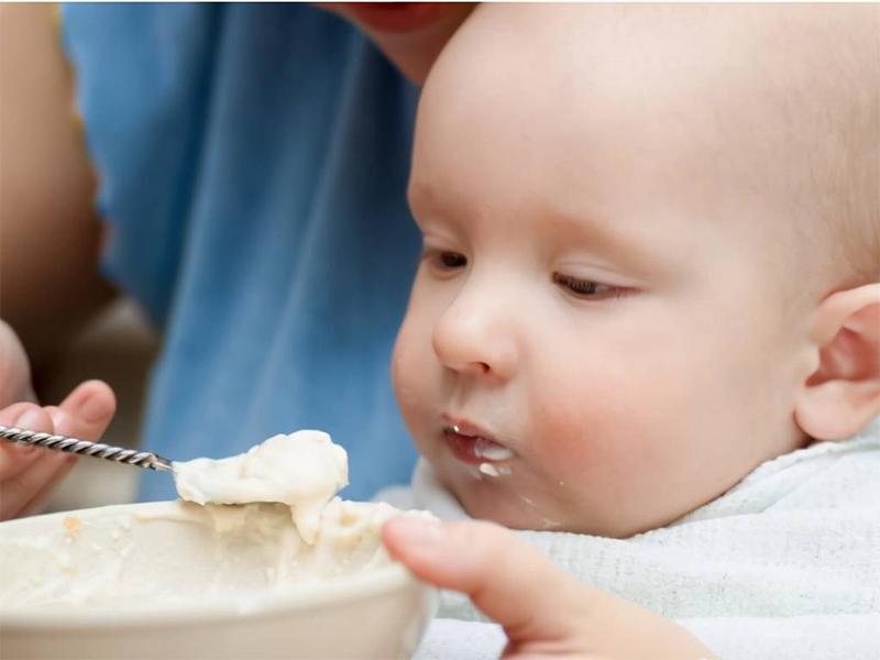 宝宝白天吃母乳少精神正常,宝宝白天吃母乳就吐怎么回事