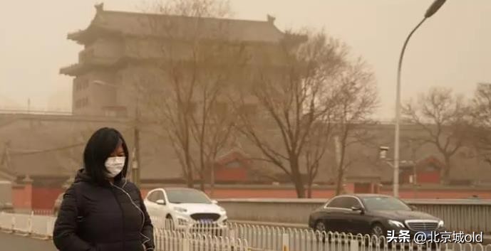 沙尘暴来袭整个城市一片朦胧,沙尘暴昏黄的景象