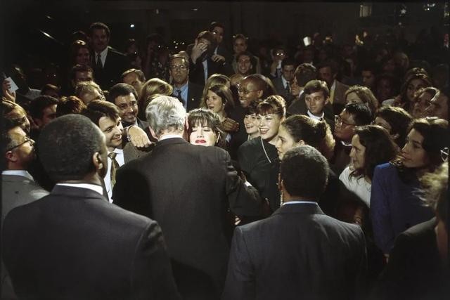 莱温斯基克林顿纪录片,克林顿拥抱莱温斯基视频