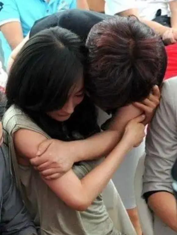 摸腿、陪酒、绝育、自杀，娱乐圈的*规则潜**，“毁”了多少女孩？