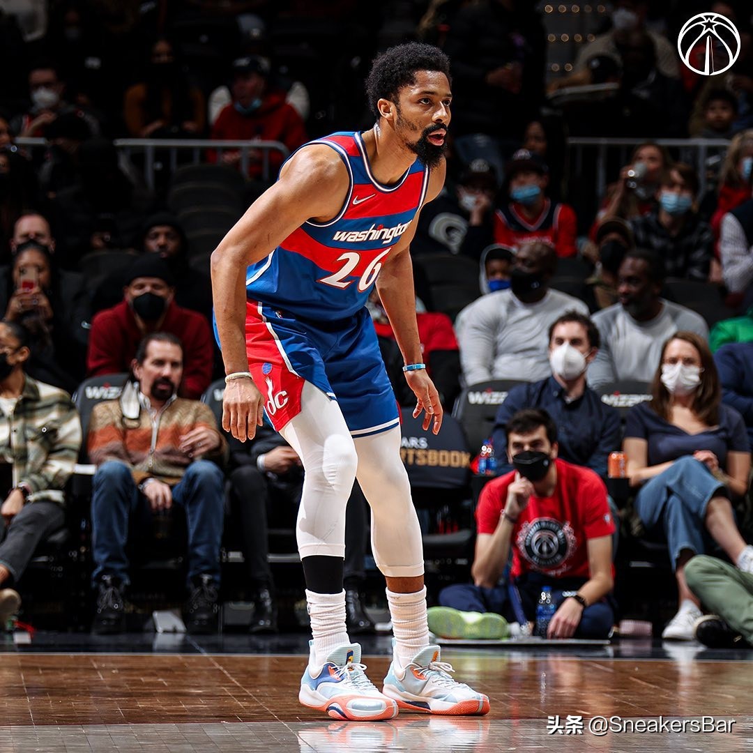 今日nba球星上脚球鞋一览 (nba球星球鞋每日上脚詹姆斯)