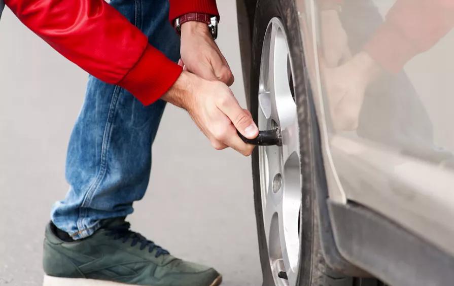 汽车爆胎怎么换胎视频教程,高速爆胎能自己换备胎吗