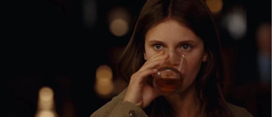 法国影片《花容月貌》以超现实的手法表达了什么？