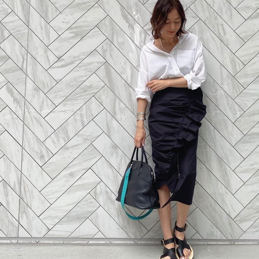 为什么穿百褶裙总有一条褶皱,为什么有的女孩子穿褶皱裙别扭