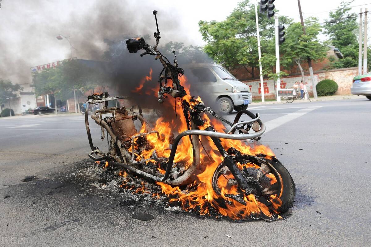 夺命100秒电动车着火有多可怕,电瓶车电池着火有多大的威力