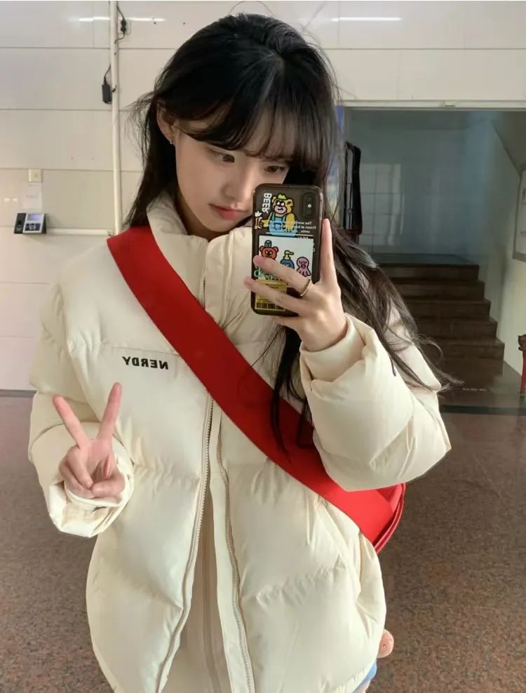 羽绒服卫衣裙搭配,今年流行穿搭羽绒服加什么靴子