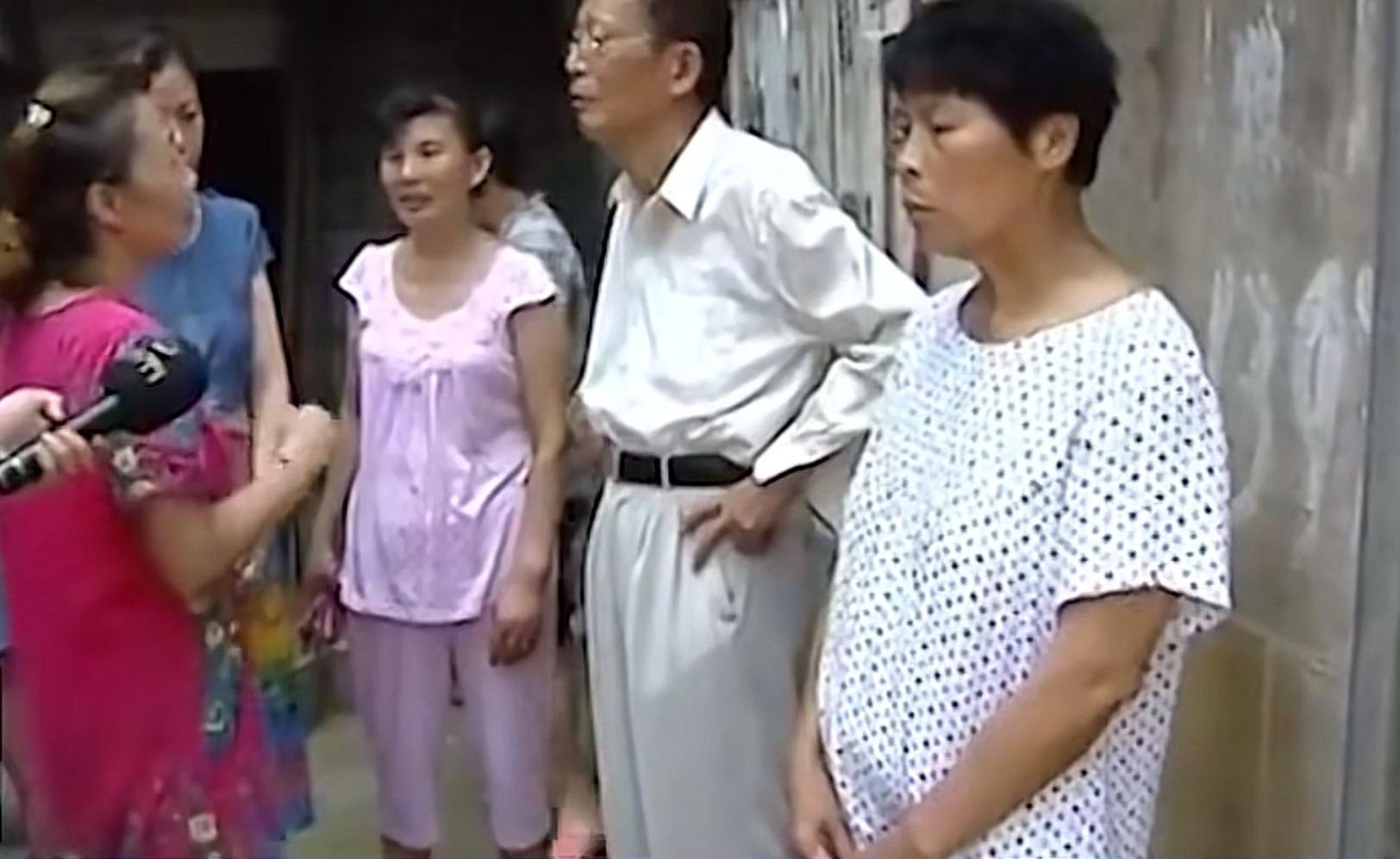 80岁老父恋上俏保姆，子女将两人赶出家门，老人：不同意我就自杀