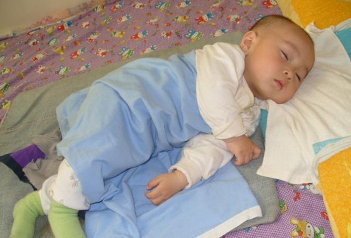 宝宝睡觉老往上拱科学解释,小孩睡觉不盖被往上拱