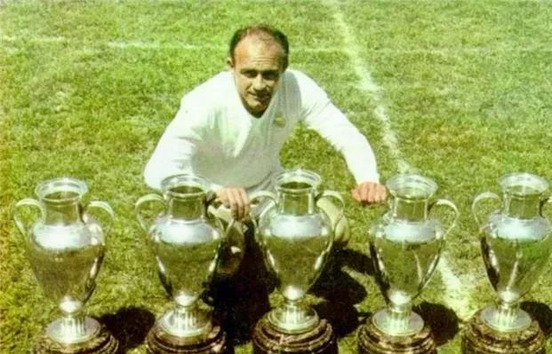 足坛历史前十中锋大罗,历史十大中锋罗纳尔多