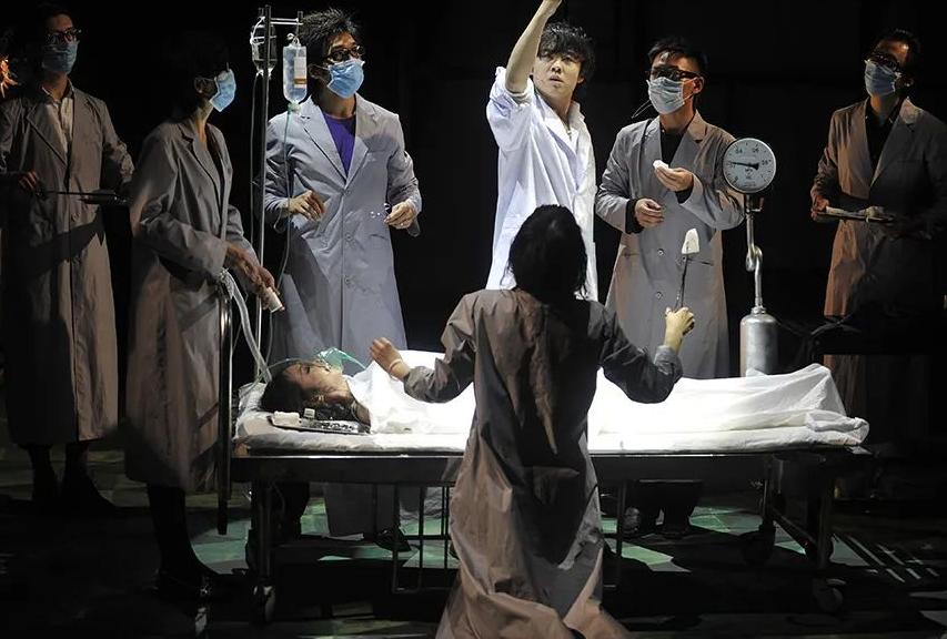 我穿着防爆服被观众暴打,但演出不能停