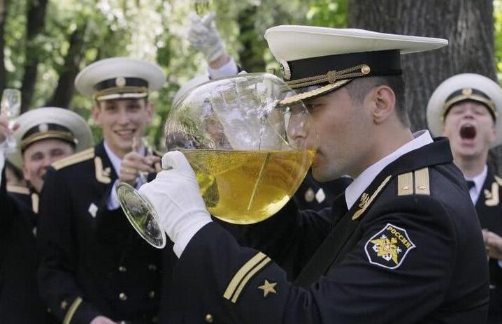 俄罗斯人为什么当水喝,为什么俄罗斯人能把伏特加当水喝