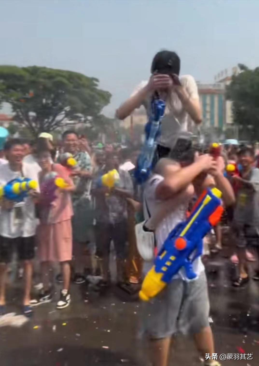泼水节女子被撕扯雨衣怎么处理,泼水节被撕扯雨衣当事女生发声