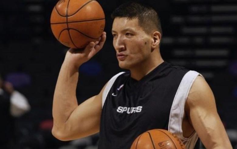 霸气！杨力维穿中国训练服参加火花队训练这才是女篮的骄傲