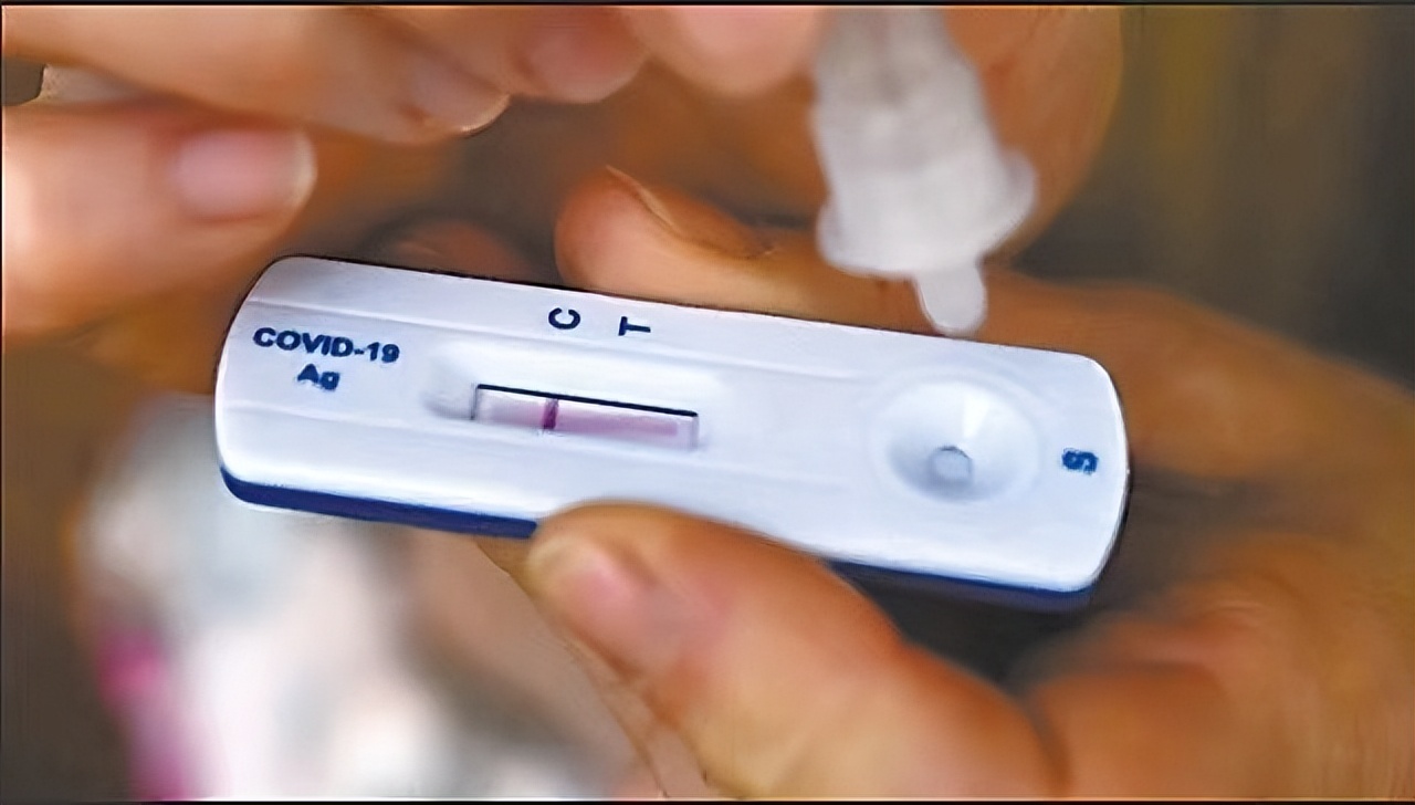 2岁新冠小孩发烧40度喝药不退,2岁宝宝发烧39度吃药不退