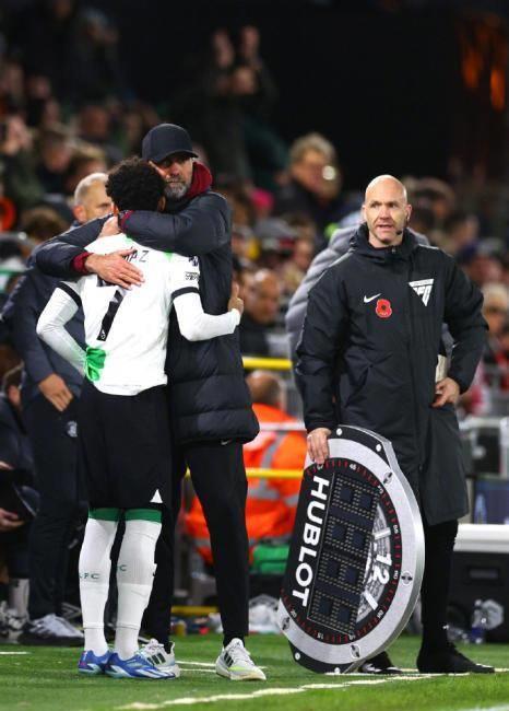 英超进球后纪念自己的父亲,英超球员进球后举老爸照片