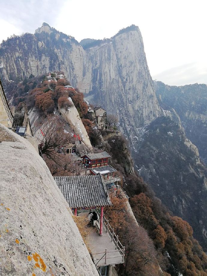 冬日里的华山银装素裹,冬日登上秦岭山脊