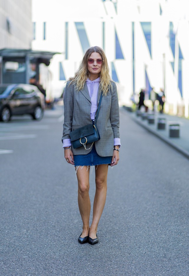 西装外套怎么搭配内搭卫衣,白色西装里面配什么颜色卫衣好看