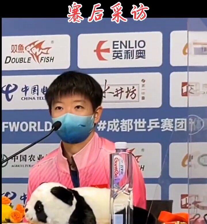 孙颖莎夺冠教练邱贻可激动,孙颖莎夺冠给观众送球