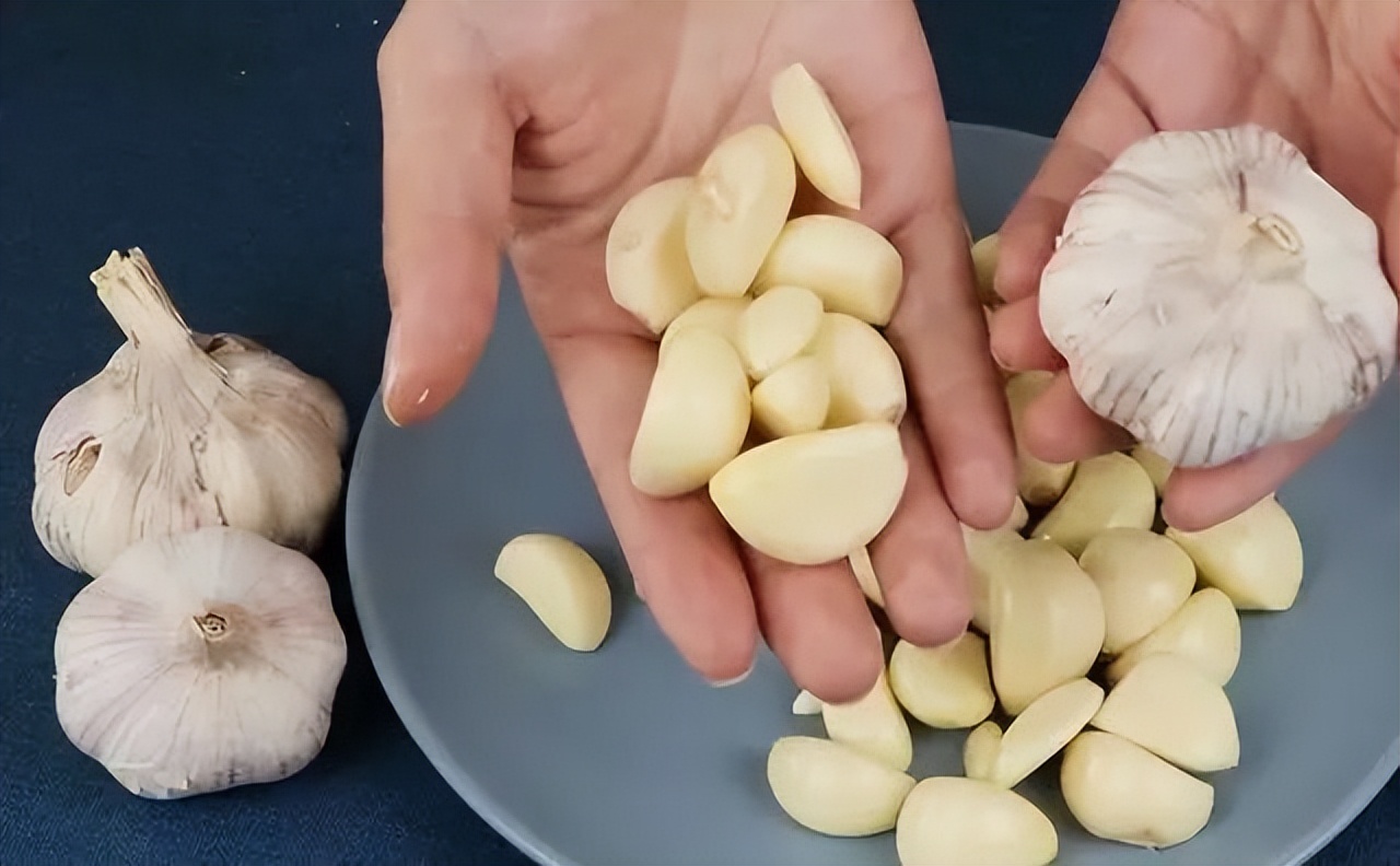 剥完蒜手辣怎么办,剥蒜伤指甲小妙招