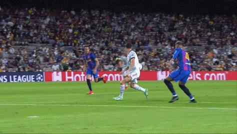 登贝莱被戴维斯放倒,登贝莱被放铲