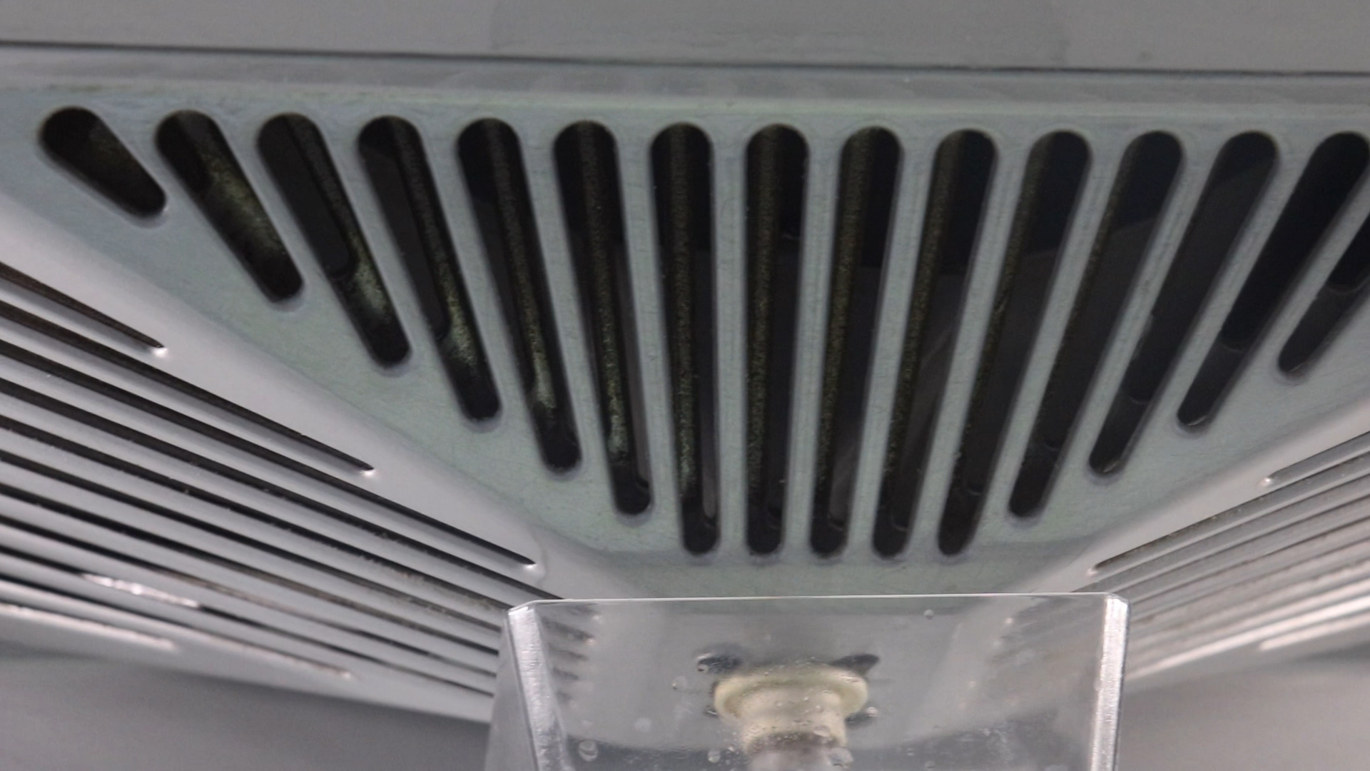 家里油烟机不管多脏一个口罩搞定,怎么用一次性口罩擦油烟机