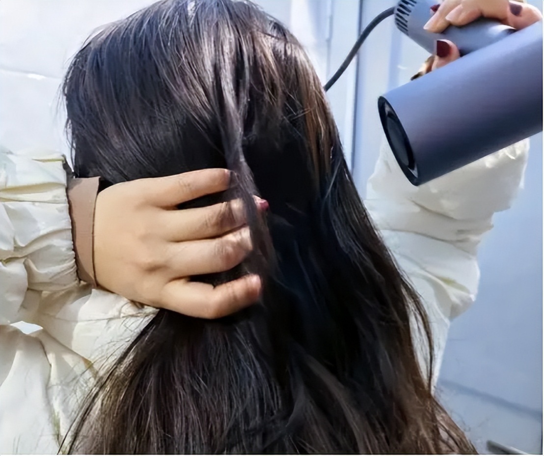 男生洗完头发自然干还是吹干,洗完头要吹干还是自然干