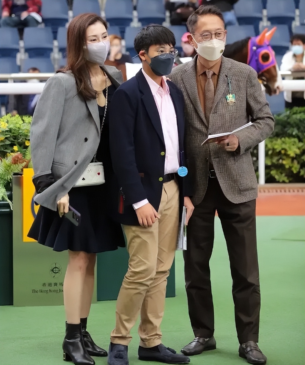 李嘉欣为60岁老公庆生,李嘉欣和许建彤视频