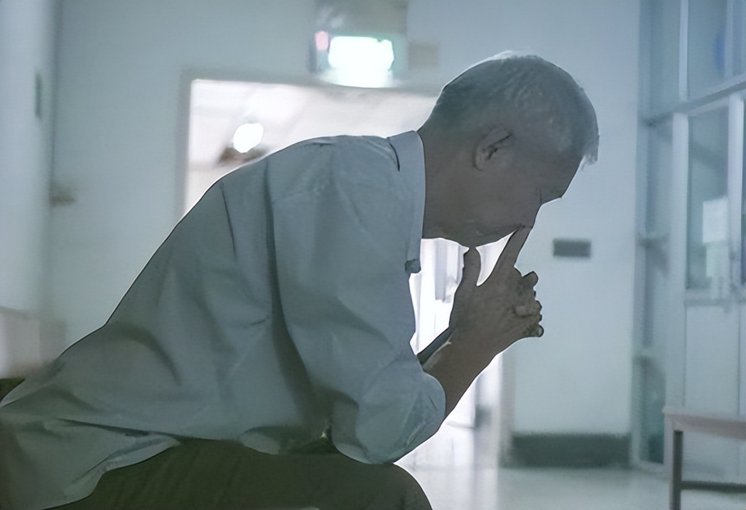 83岁老人肝癌晚期治疗,67岁大妈肝癌晚期不治疗