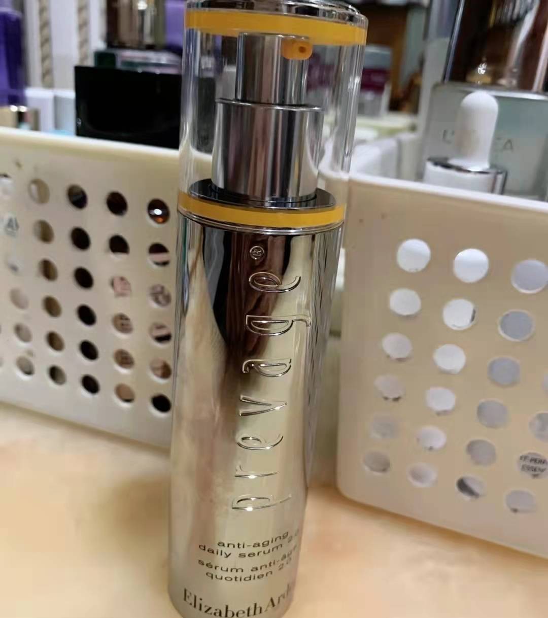 娇韵诗精华和雅顿金胶哪个好用,娇韵诗补水精华哪个系列好用