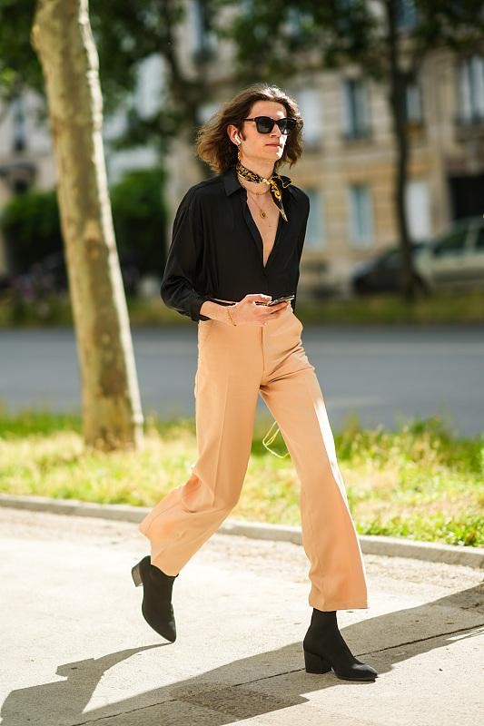 衬衫还是黑色的好看，又帅气又炫酷，显瘦效果杠杠滴