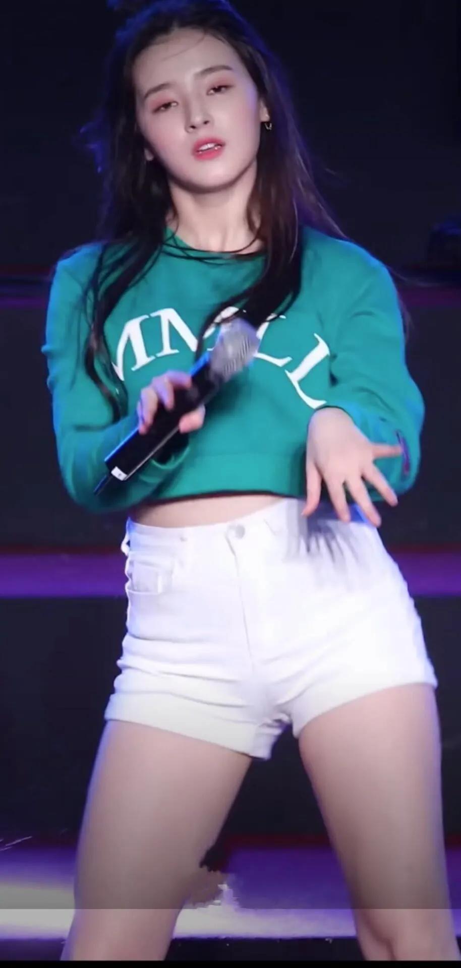 韩国女星李承利机场视频,韩国女星李承利歌曲