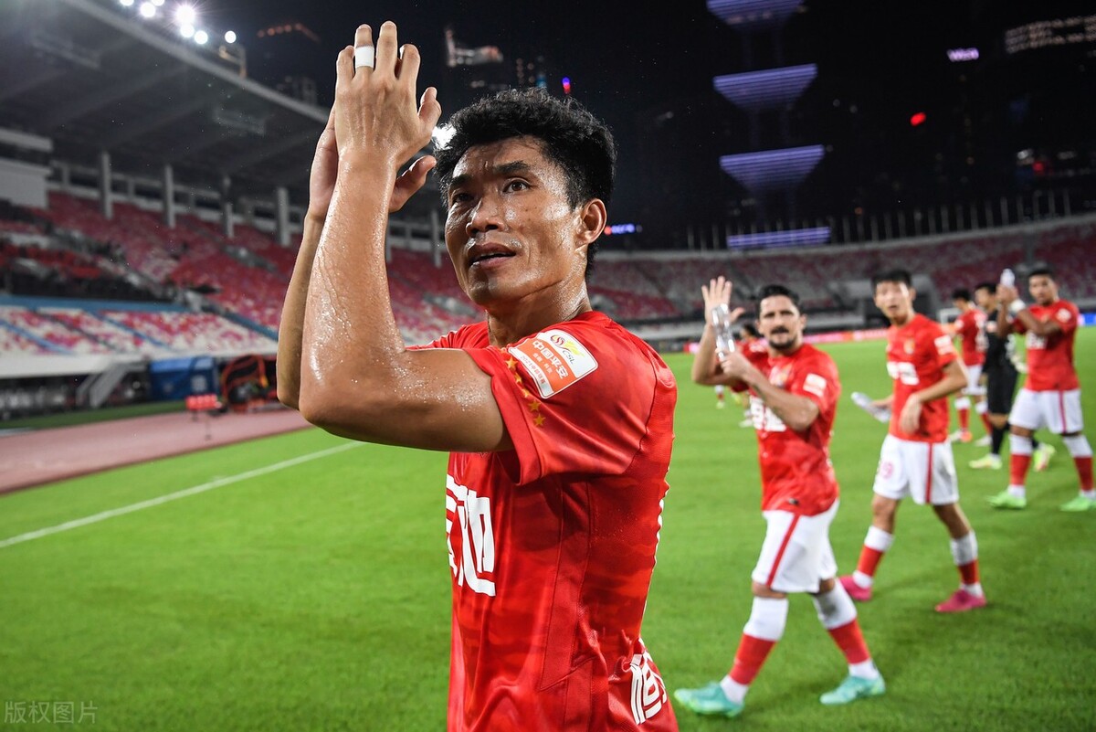 大跳水？薪水降至月入不到5千！中超8冠王成风向标，恒大重拳出击