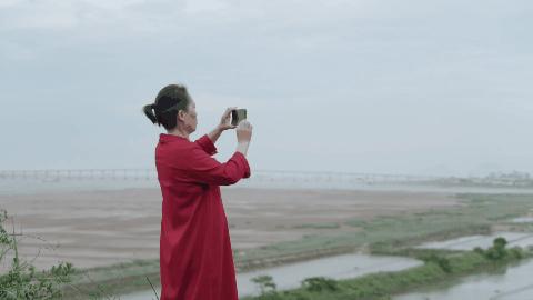 57岁北漂女工，在女厕3㎡管道间里画画：这里安放我的灵魂